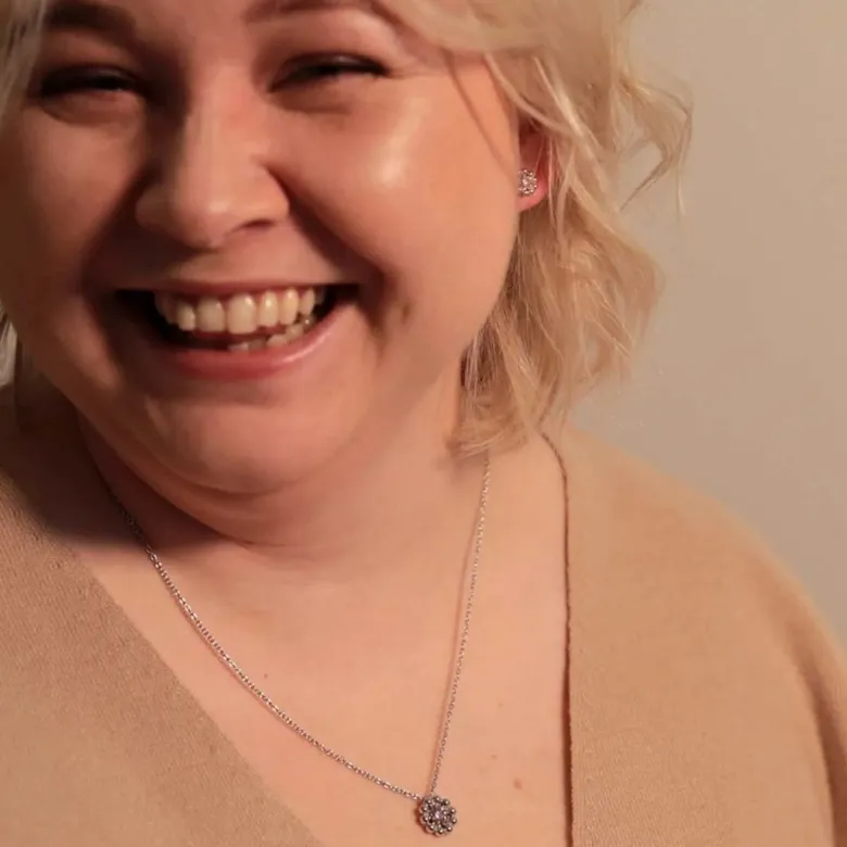 Lumoava Daisy korvakorut pinkillä kivellä, hopea