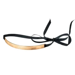 Lumoava Maininki choker riipus, keltakullattu hopea ja satiininauha, L67256200000