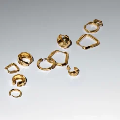 Pandora Essence Twisted Triangle isot rengaskorvakorut, keltakullattu, 263876C00