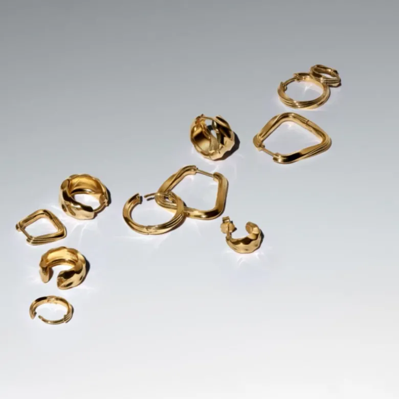 Pandora Essence Twisted Triangle isot rengaskorvakorut, keltakullattu, 263876C00