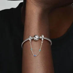 Pandora Moments Triple Blue Stone Safety Chain hela, hopea, 791688C01