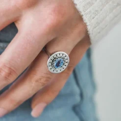 Silván Armi Carmosier timanttisormus 0,32ct safiirilla, valkokultaa, Silván vihkisormukset